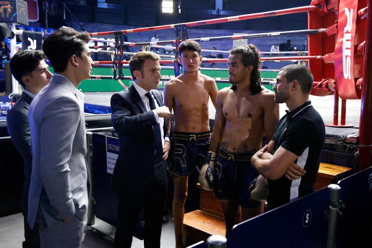 Macron visita un centro de Muay thai en Bangkok