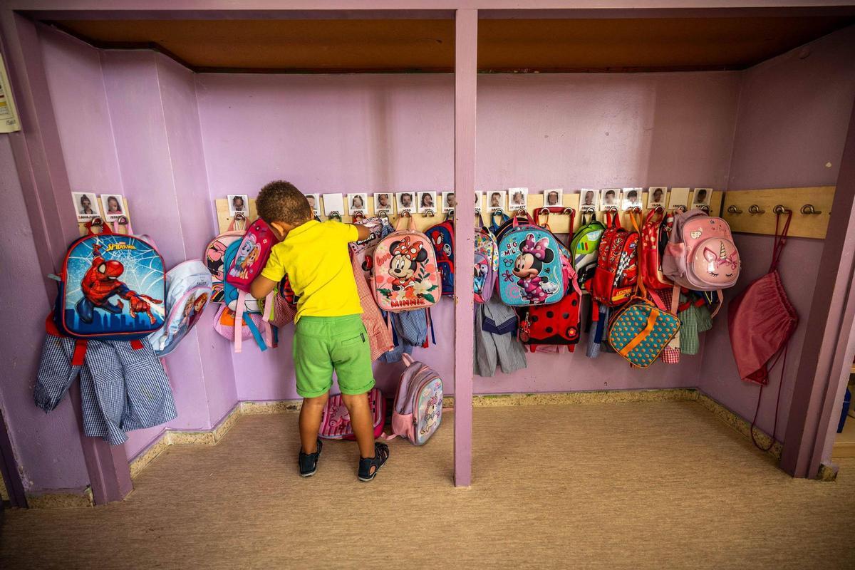 Un alumno de infantil de la escuela Lola Anglada de L'Hospitalet.