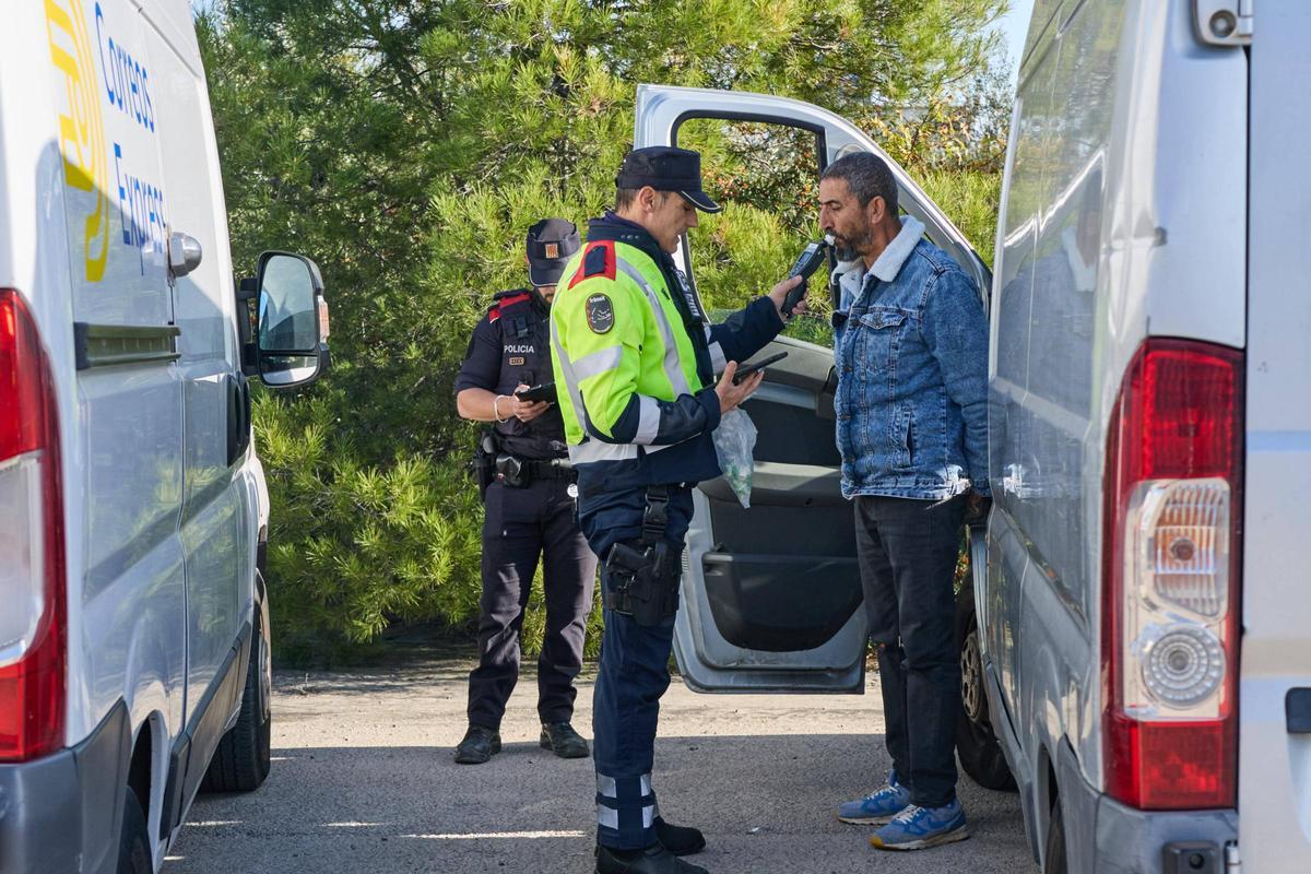 Els Mossos d’Esquadra realitzant una prova d’alcoholèmia durant un macrocontrol a l’AP-7 a Llers.
