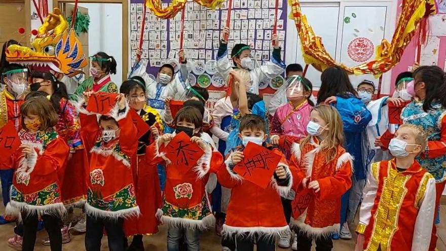 Celebración del Año Nuevo Chino en una academia
