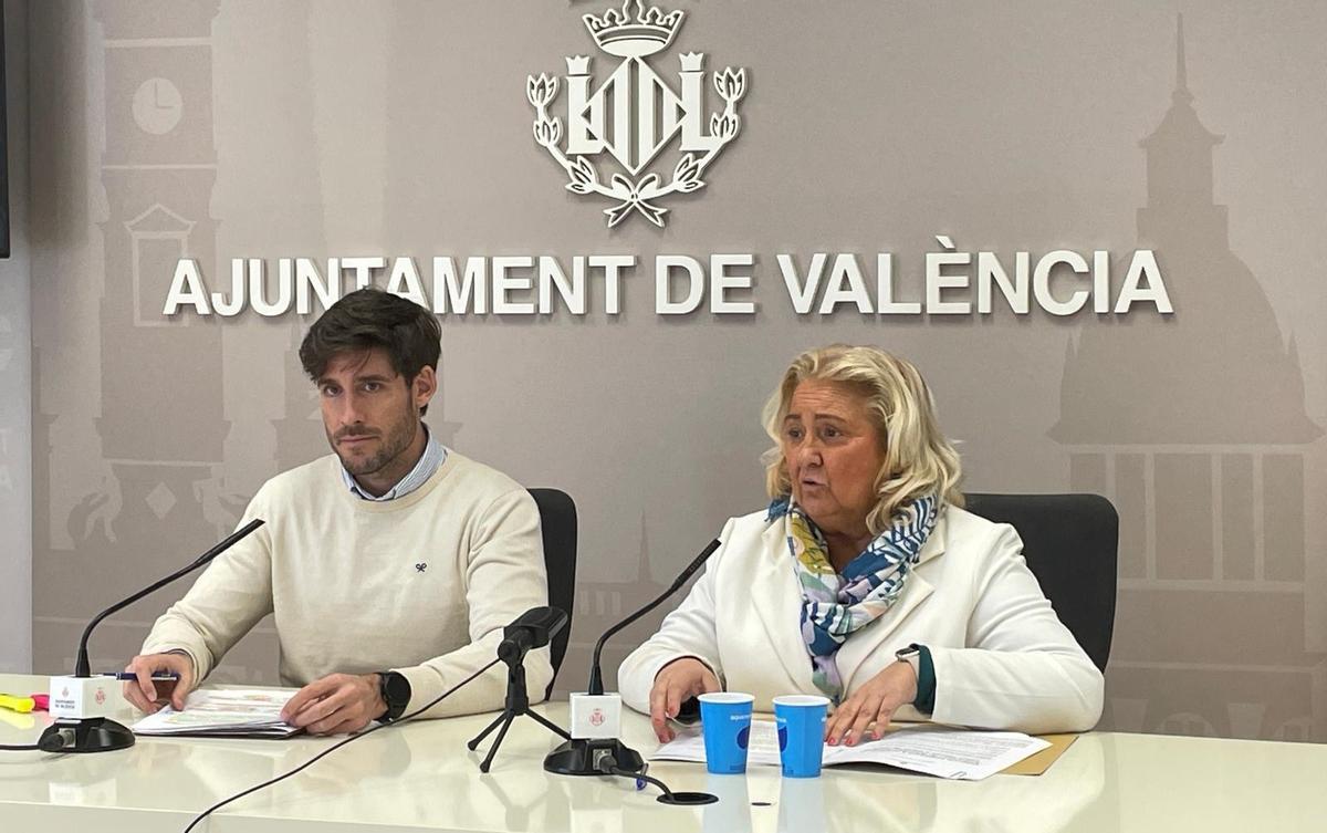 Juan Carlos Caballero y María José Ferrer, anunciando la aplicación de la tasa