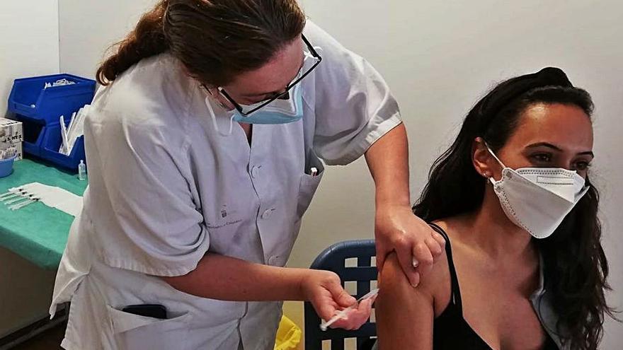 Una enfermera administra una vacuna a una mujer. | | E.P.