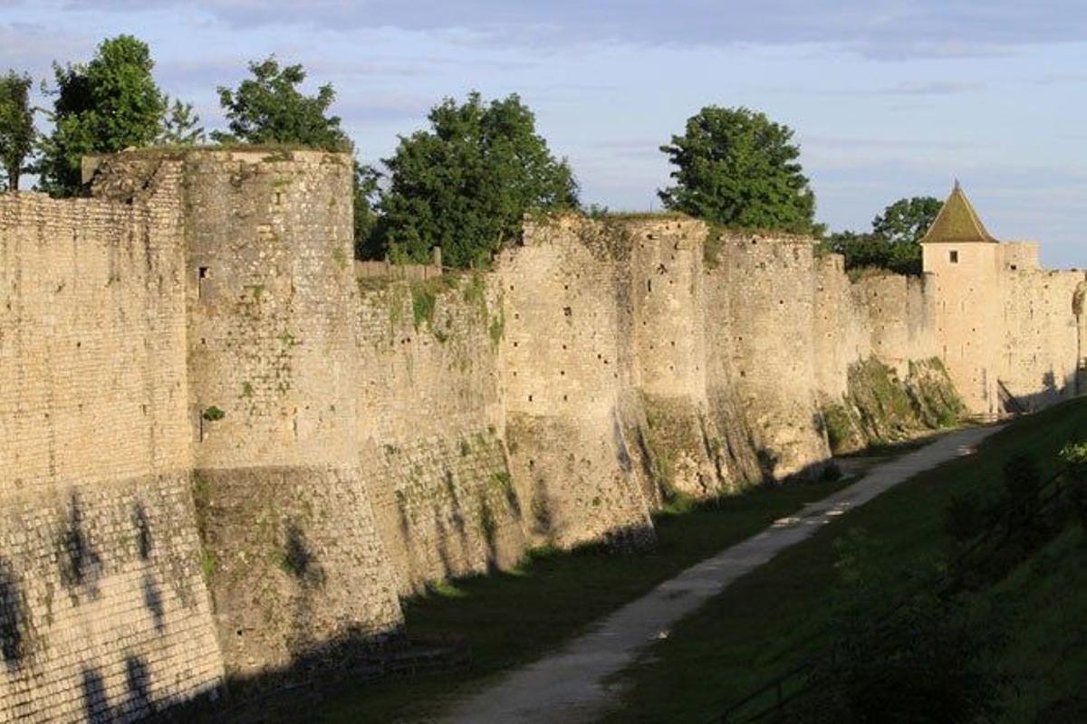 La muralla de Provins (Francia) se construyó entre los soglos XII y XIV.