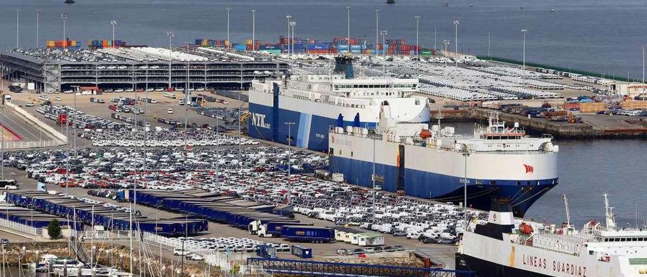 Buques atracados ayer en una terminal de Bouzas abarrotada de vehículos, una congestión que se agravará la próxima semana. // M. G. Brea