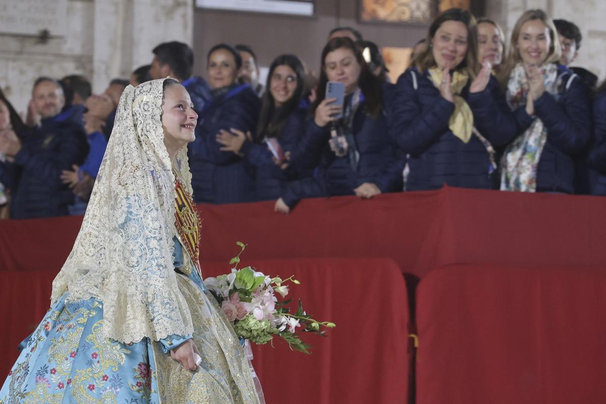 La emoción de Marta Mercader ante la Virgen cierra el primer día de la Ofrenda La emoción de Marta Mercader ante la Virgen cierra el primer día de la Ofrenda