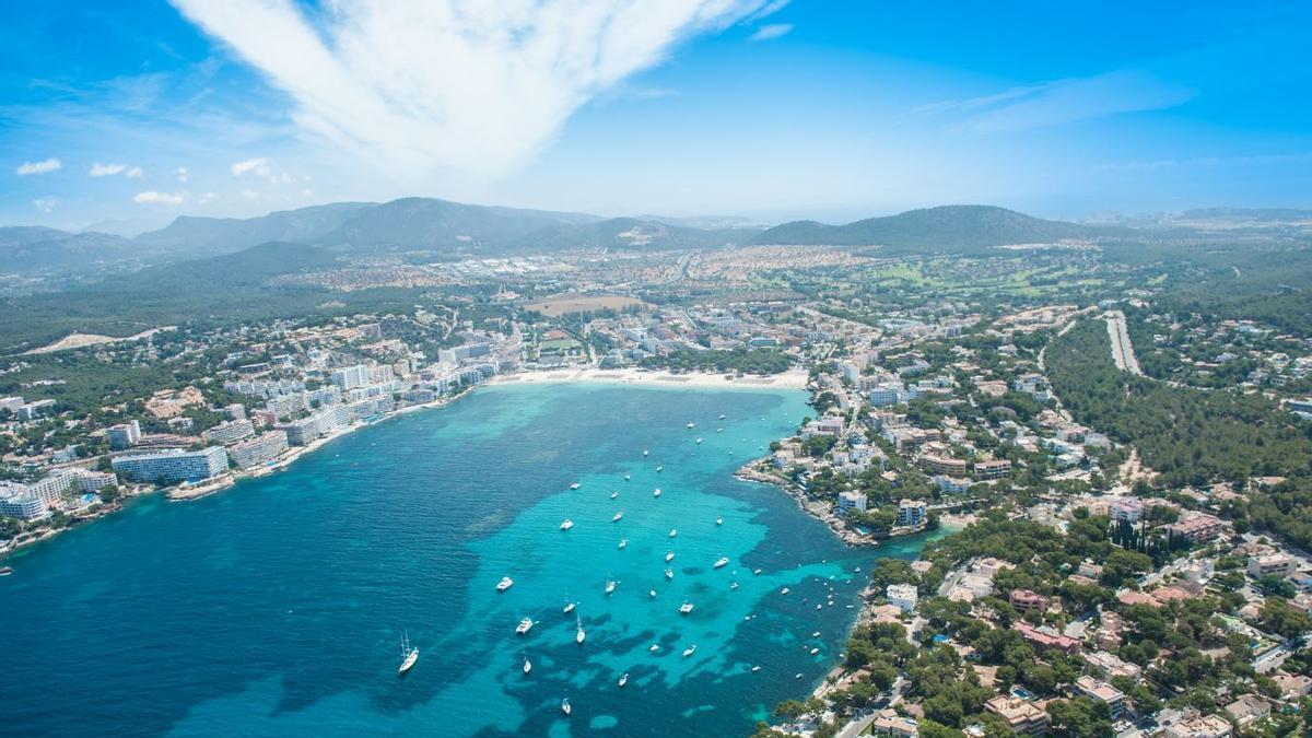 Una imagen aérea de la playa de Santa Ponça, uno de los lugares recomendados por el Govern para observar el eclipse.