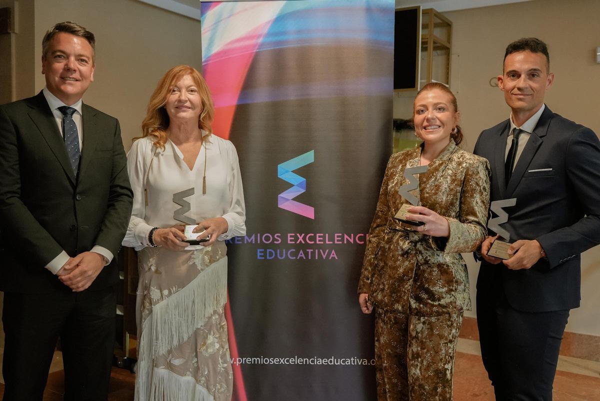 Representantes de Universae posan con los galardones.
