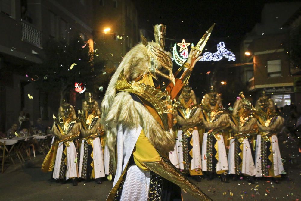 Diferentes imágenes del desfile de la Entrada Mora de Almoradí.