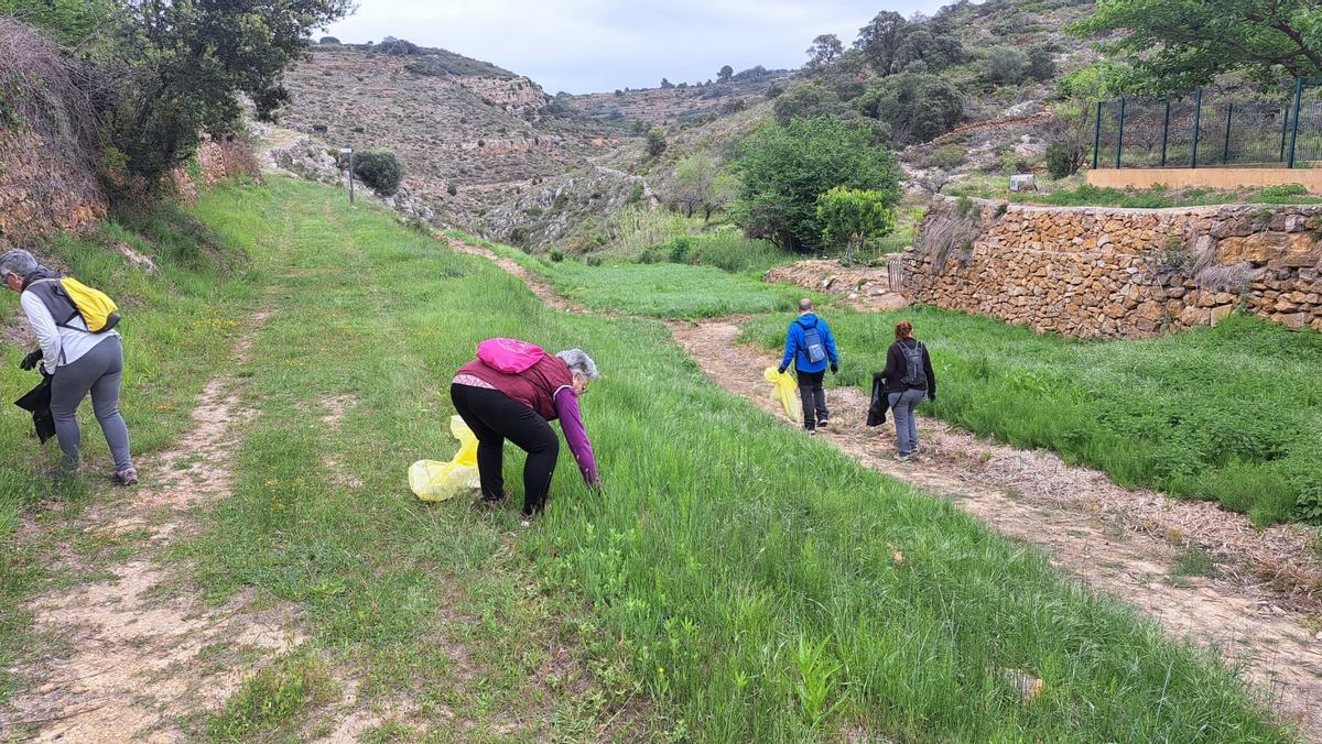 Los participantes iban equipados con guantes y bolsas para depositar los desechos que fueran encontrando.