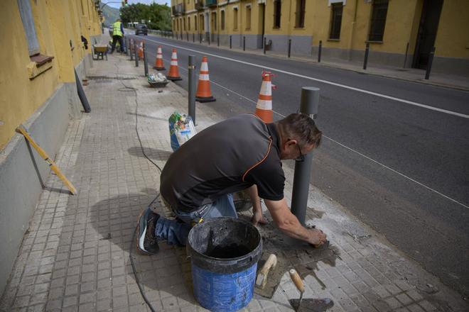 Les imatges de la reparació de les pilones que un vehicle s'ha endut a Anglès