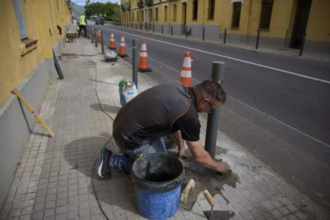 Les imatges de la reparació de les pilones que un vehicle s'ha endut a Anglès