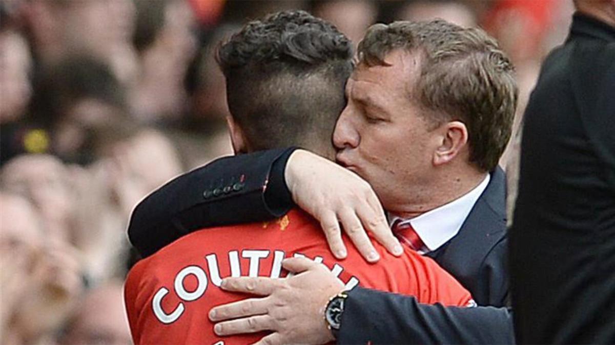 Philippe Coutinho y Brendan Rodgers durante un partido de la Premier entre el Liverpool y el Manchester City el 13 de Abril de 2014. El brasileño marcó el gol del triunfo por 3-2.