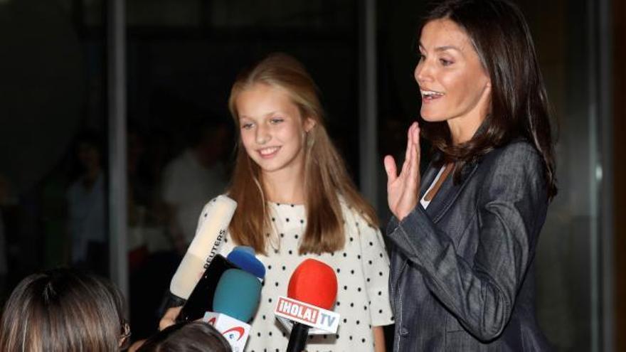 La reina Letizia y la princesa Leonor visitan a don Juan Carlos