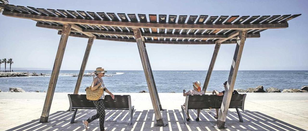 Uno de los bancos del Portixol que sí tienen pérgola.