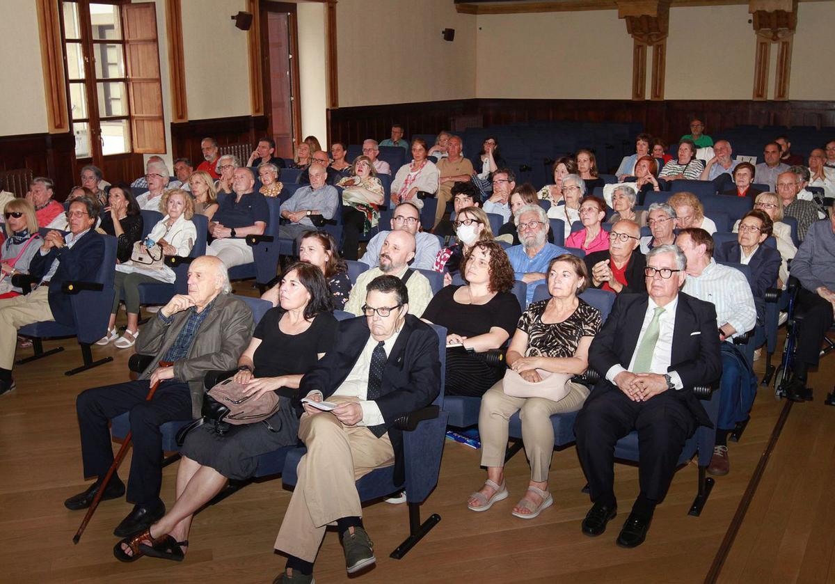 Público asistente onte ao acto de entrega da Medalla de Ouro do Liceo a Alonso Montero. |   // IÑAKI OSORIO