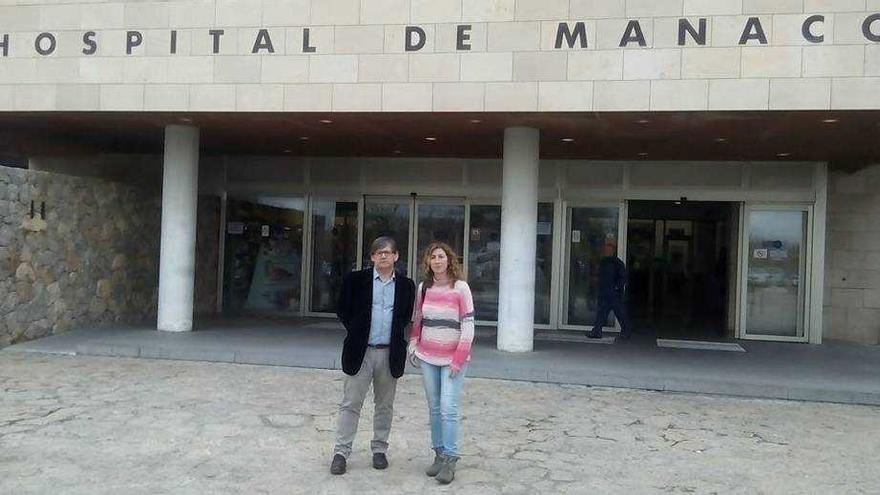 Los socialistas Vicenç Thomàs y Amanda Fernández, ayer.