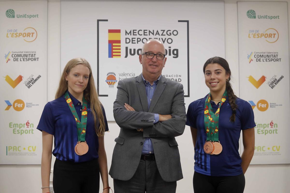 Juan Miguel Gómez, con las dos gimnastas, en la sede de la Fundación Trinidad Alfonso