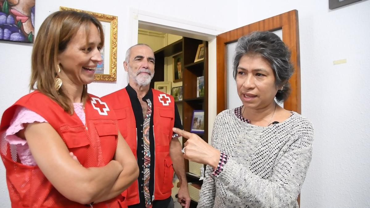 Mariuxi Orellana junto a voluntarios de la Creu Roja en su domicilio de Montmeló