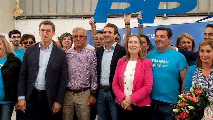 Feijóo, el candidato del PP a la Alcaldía de Nigrán, Casado y Ana Pastor. // Efe