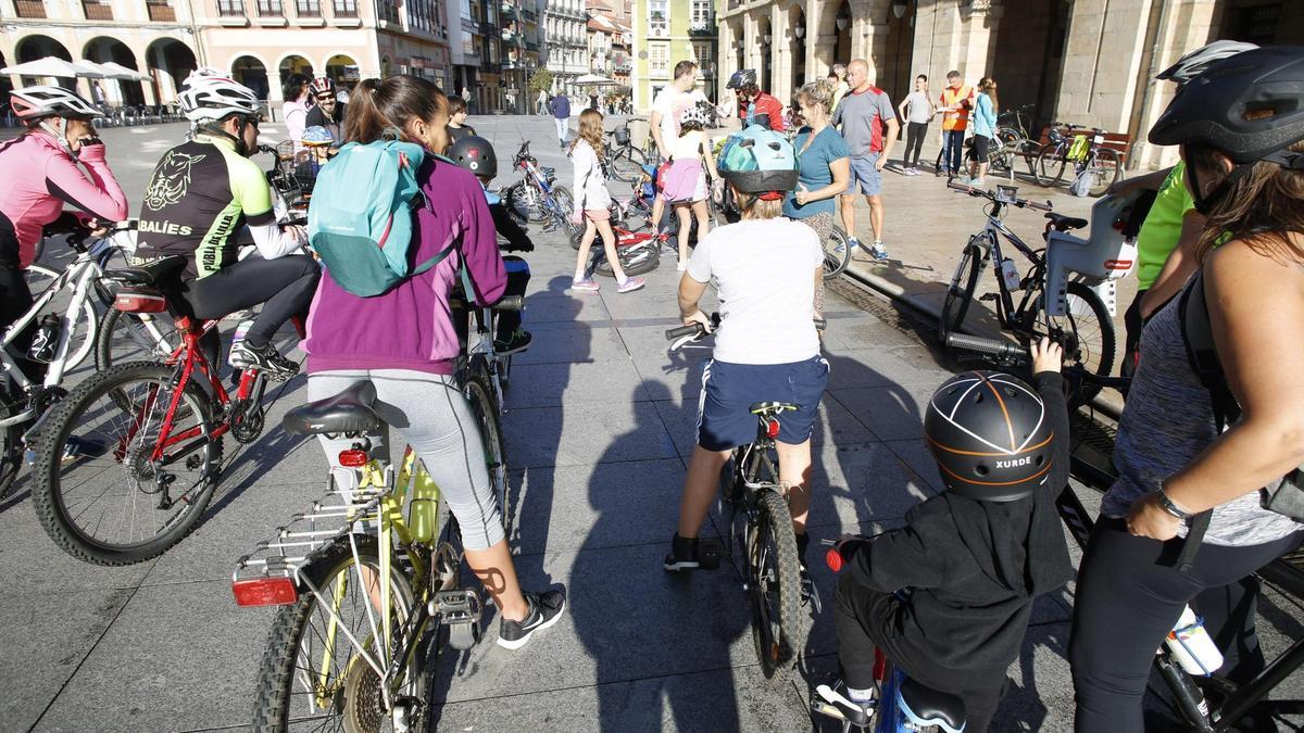 Un grupo de ciclistas, a punto de iniciar una ruta urbana.