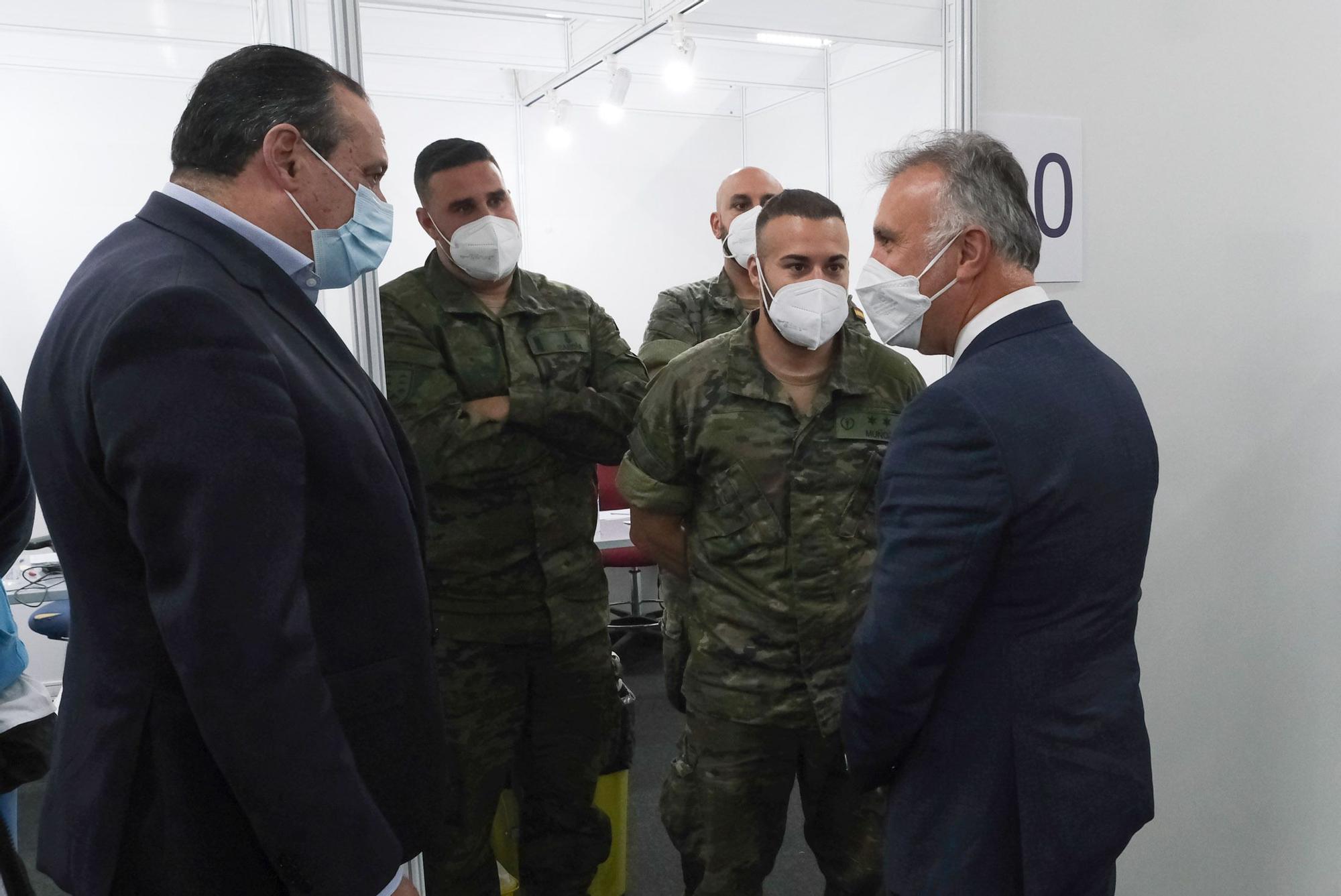 Ángel Víctor Torres y Blas Trujillo visitan el punto de vacunación de Infecar