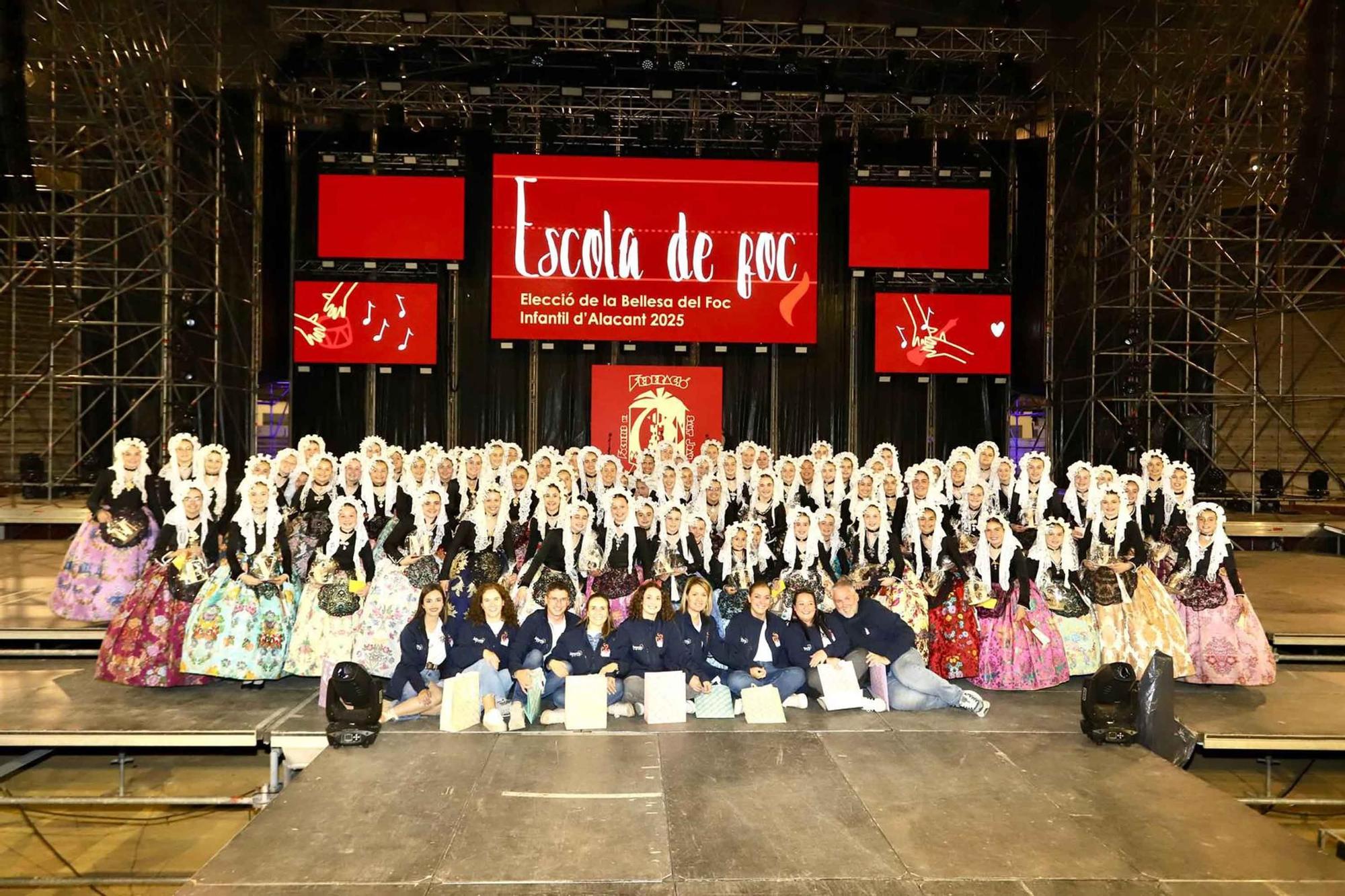 Las candidatas a Bellea del Foc 2025 ensayan con el traje de novia alicantina en la plaza de toros de Alicante