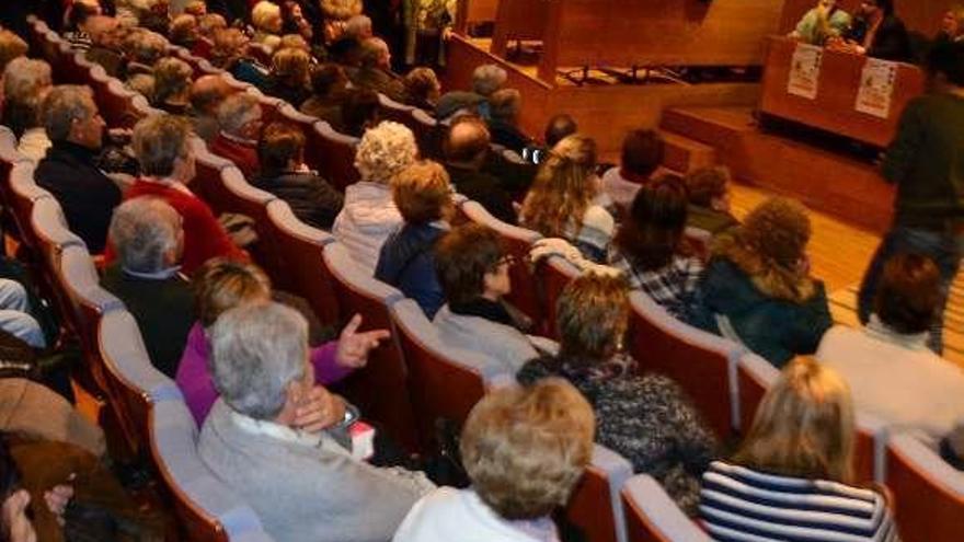 Multitudinaria reunión de afectados por el cementerio de Darbo.