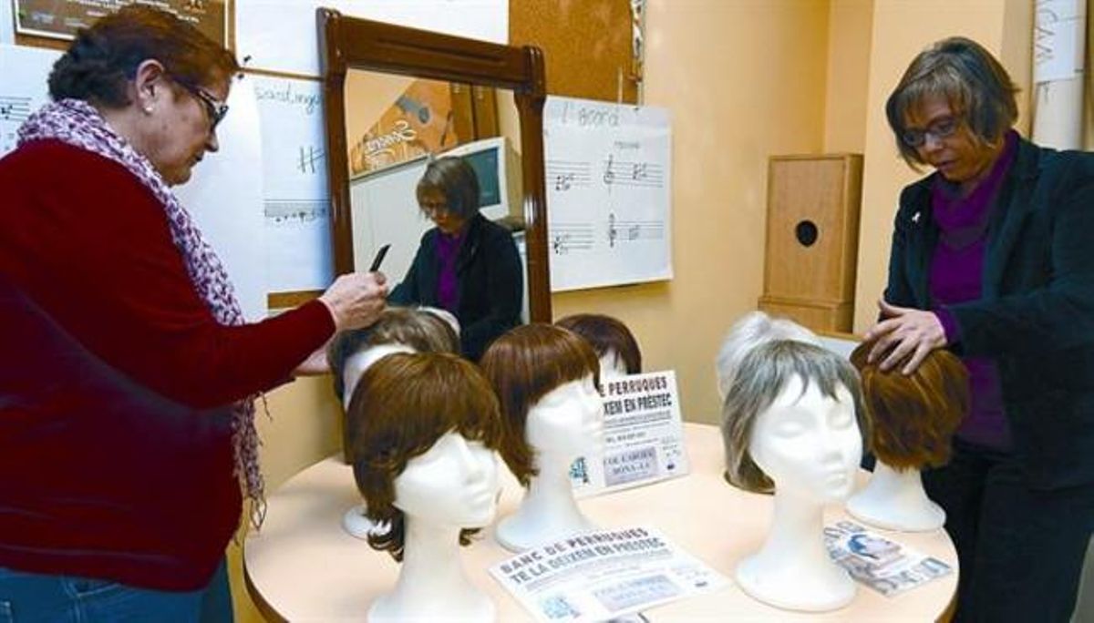 Isabel Cano (izquierda) y Berna Moreira inspeccionan unas pelucas. Isabel Cano (izquierda) y Berna Moreira inspeccionan unas pelucas.