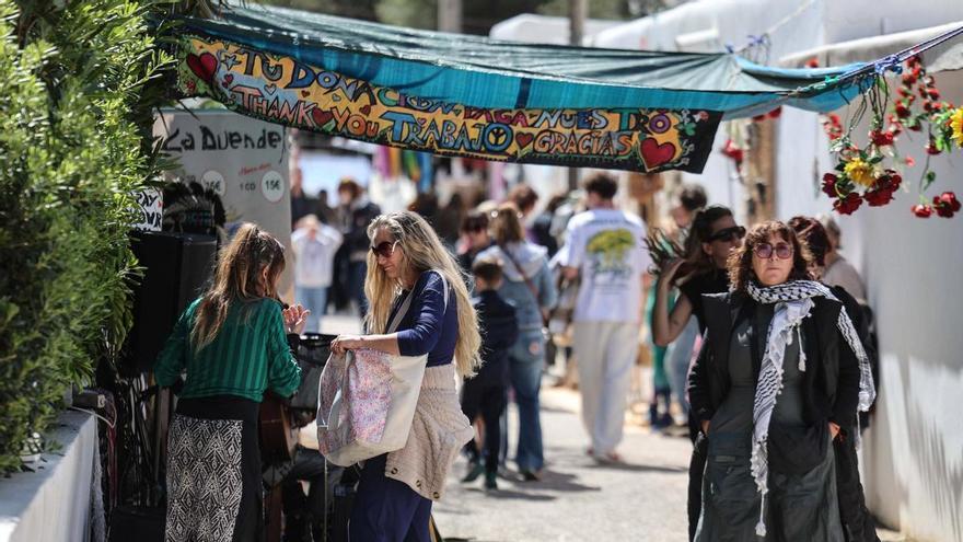 Todas las imágenes del primer día de la temporada del Hippy Market Punta Arabí en Ibiza