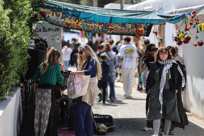 Todas las imágenes del primer día de la temporada del Hippy Market Punta Arabí en Ibiza