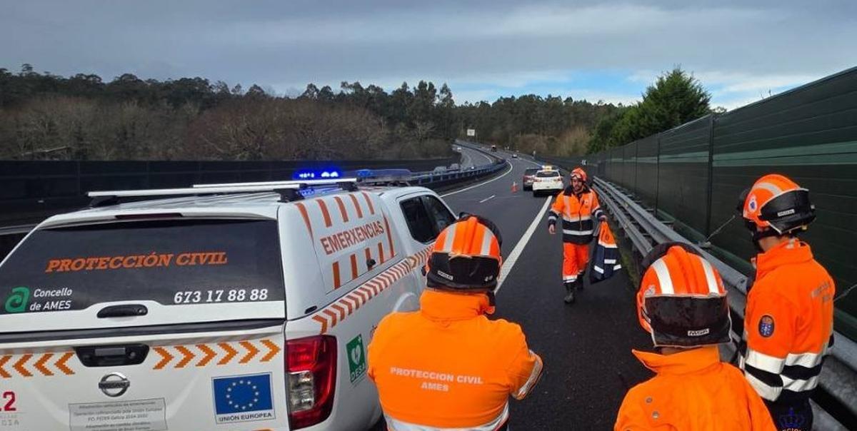 Varios voluntarios de Protección Civil de Ames durante un suceso viario
