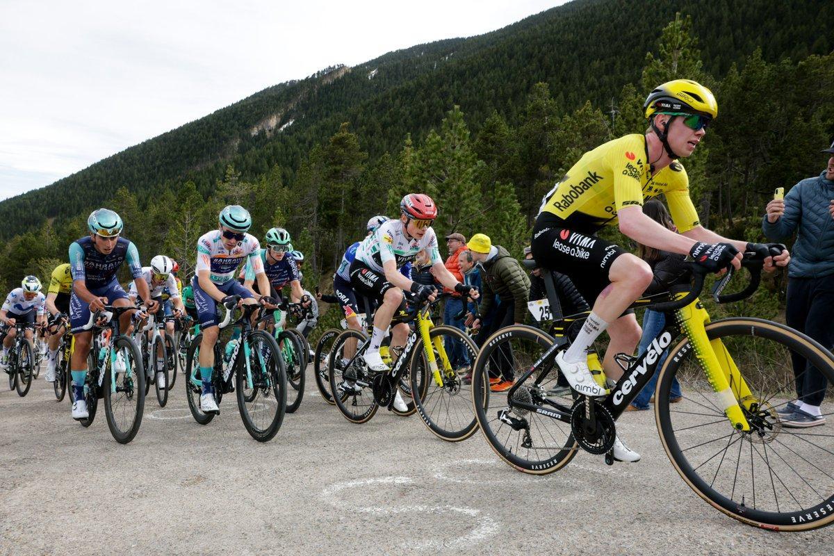 Jonas Vingegaard, con el jersey blanco y verde de líder, en el ascenso a Pradell.