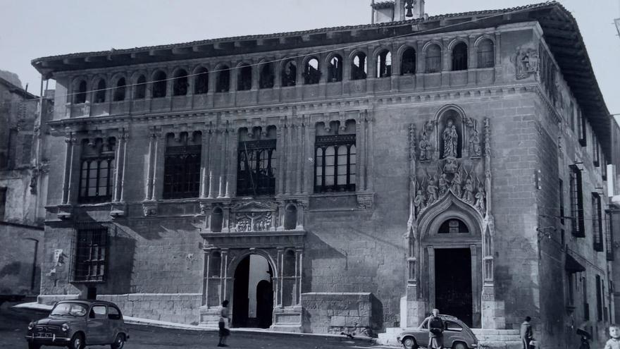 El Antic Hospital de Xàtiva en el histórico edificio de la Plaça de la Seu, hace décadas.