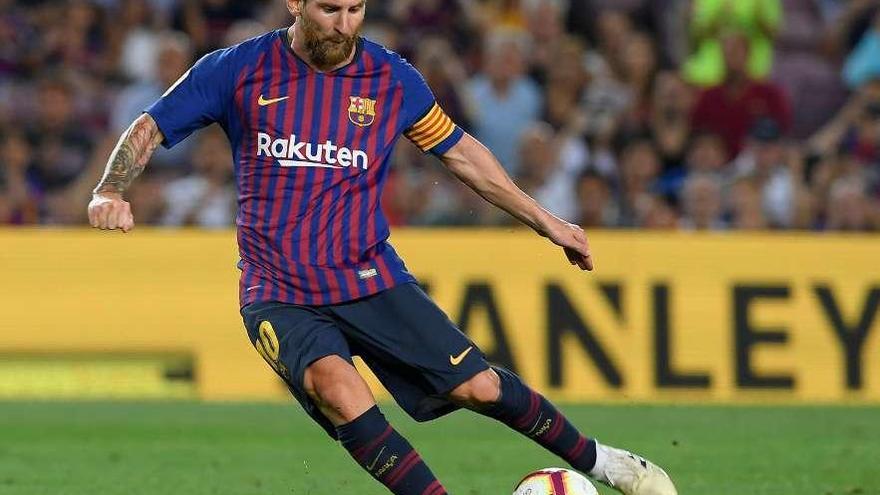 Messi golpea la pelota por debajo de la barrera en el primer gol del Barcelona. // Efe