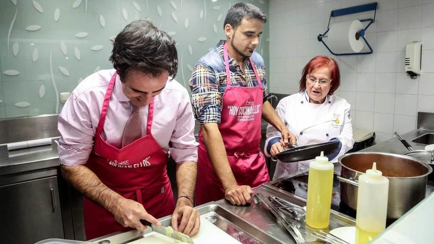 Iván Álvarez, en el centro, durante una actividad de la Asociación Española Contra el Cáncer.