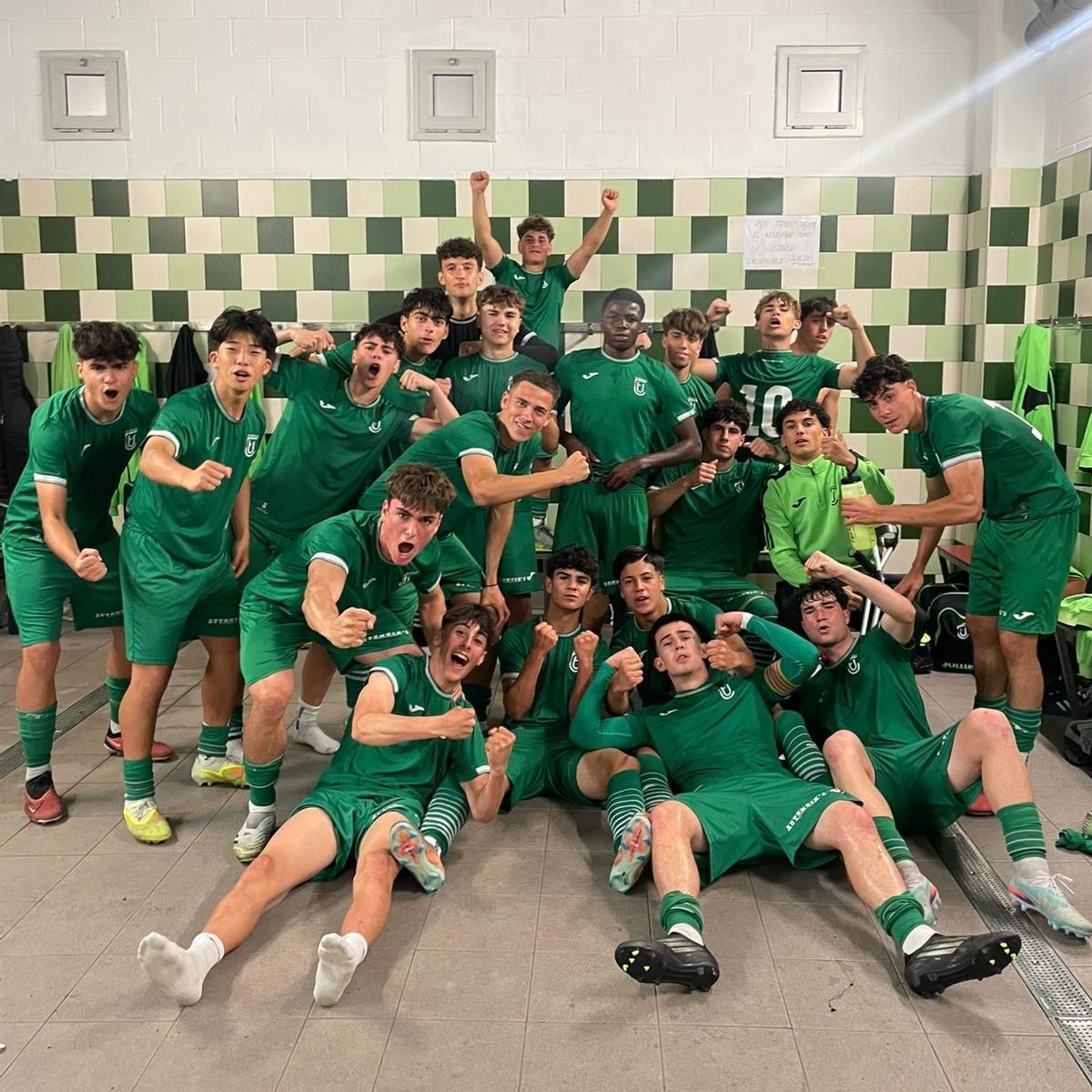 El juvenil C del Cornellà celebra su última victoria.