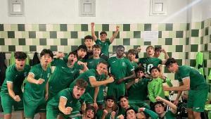 El juvenil C del Cornellà celebra su última victoria.