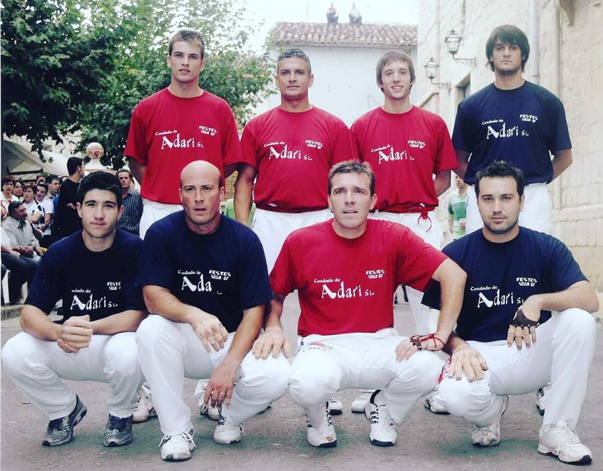 Imatge de 2007, amb Màlia i Héctor de Laguar, dalt al centre.