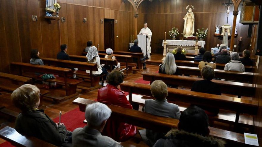 Asistentes, ayer, al oficio religioso en el santuario. | // RAFA VÁZQUEZ