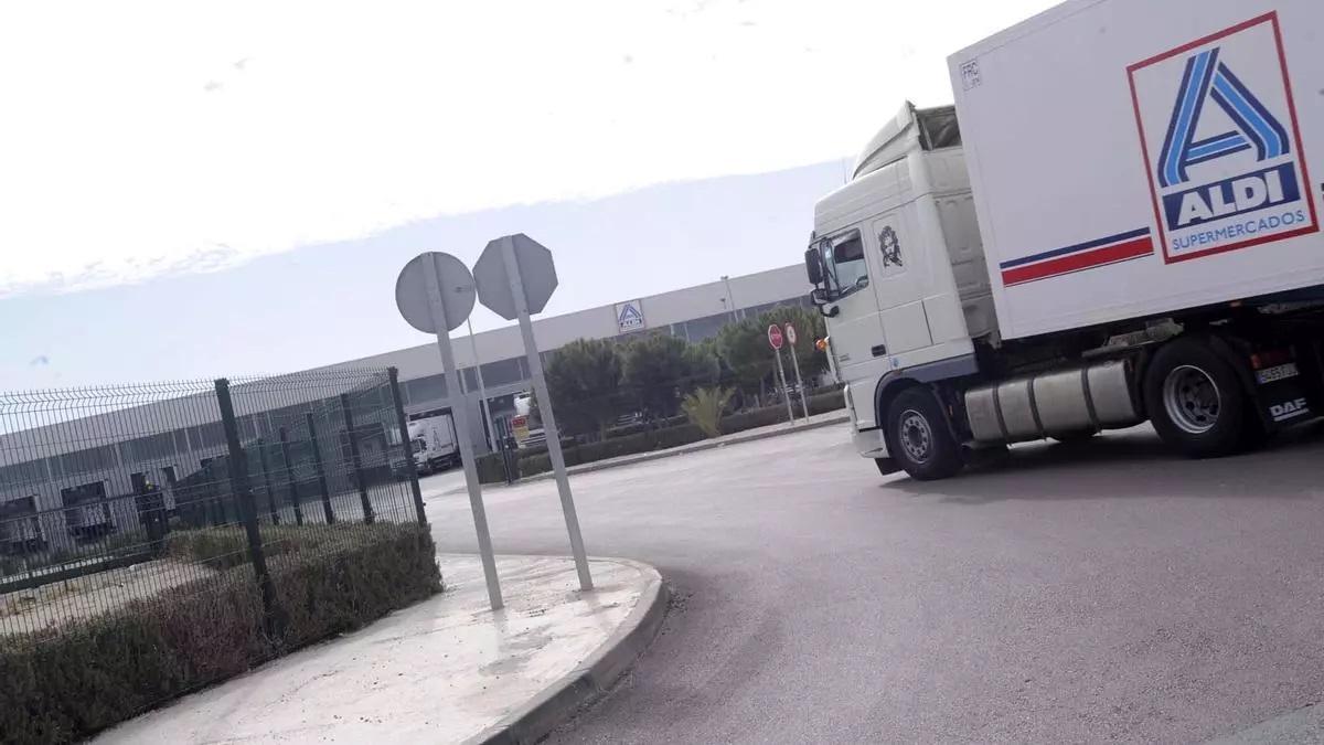 Exterior de las instalaciones de Aldi en el polígono de La Granadina en San Isidro.
