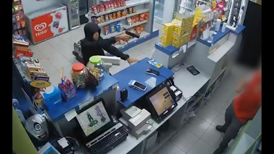 Detienen a tres jóvenes que atracaron tres veces la misma gasolinera en Murcia