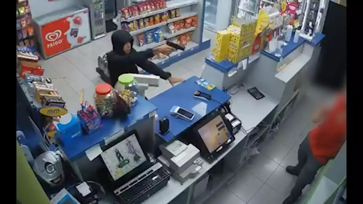 Detienen a tres jóvenes que atracaron tres veces la misma gasolinera en Murcia