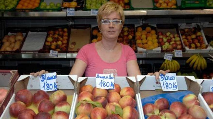 Ana Doldán, en su frutería de la plaza de Lugo. / Thais R. Paz