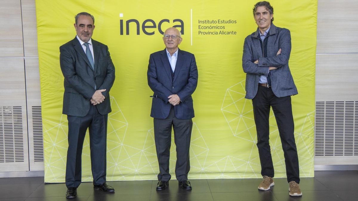 Joaquín Rocamora, flanqueado por el actual presidente de Ineca, Nacho Amirola (izquierda) y su predecesor, Rafael Ballester.