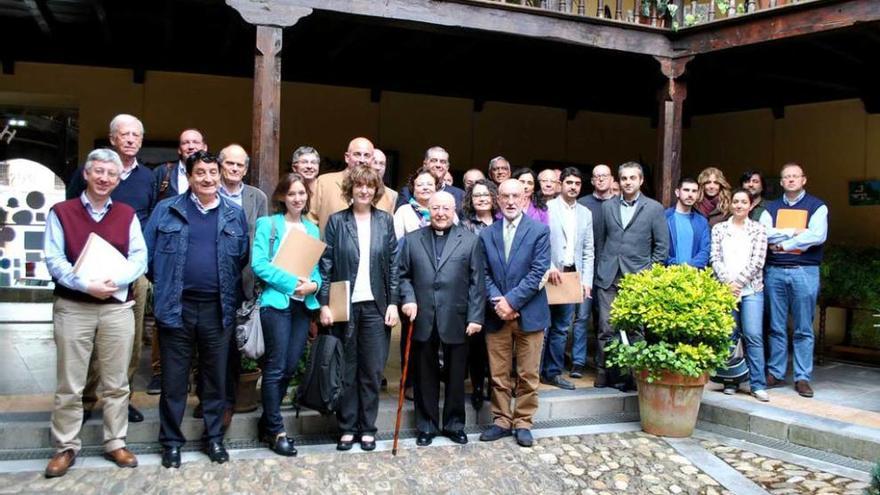 Foto de familia de los participantes en el encuentro.