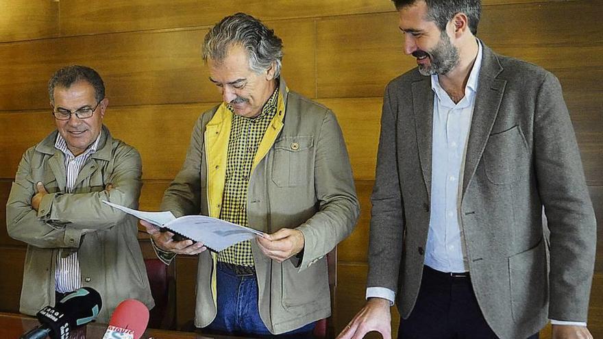 Los alcaldes de Portas, Caldas y Vilagarcía con el proyecto de la Via Verde do Salnés. // Iñaki Abella