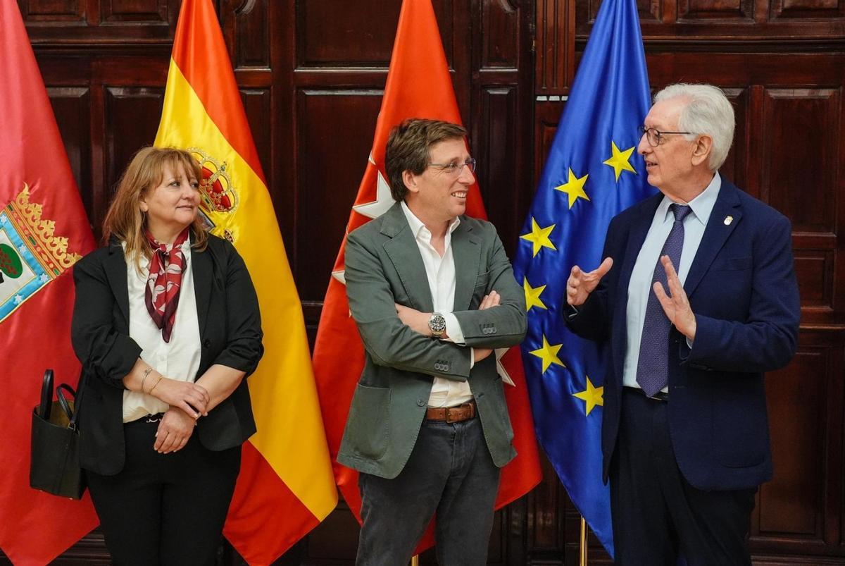 El Concello de Valga viajó a Madrid con su Belén Artesanal bajo el brazo para reunirse con Martínez-Almeida.