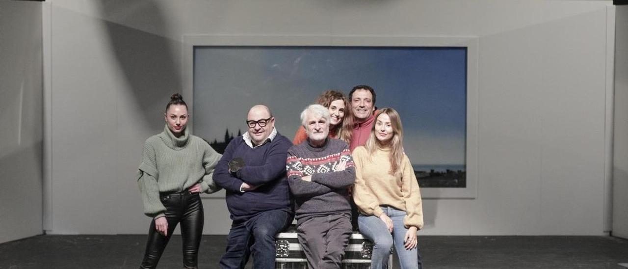 El elenco de la obra, en el Trui Teatre, en un descanso de los ensayos