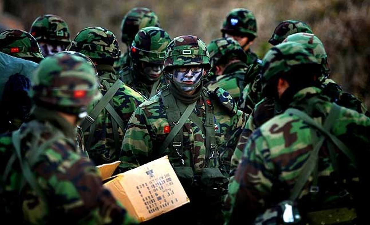 Soldats sud-coreans recullen un paquet durant un entrenament a la platja de la ciutat occidental de Malipo (Corea del Sud).