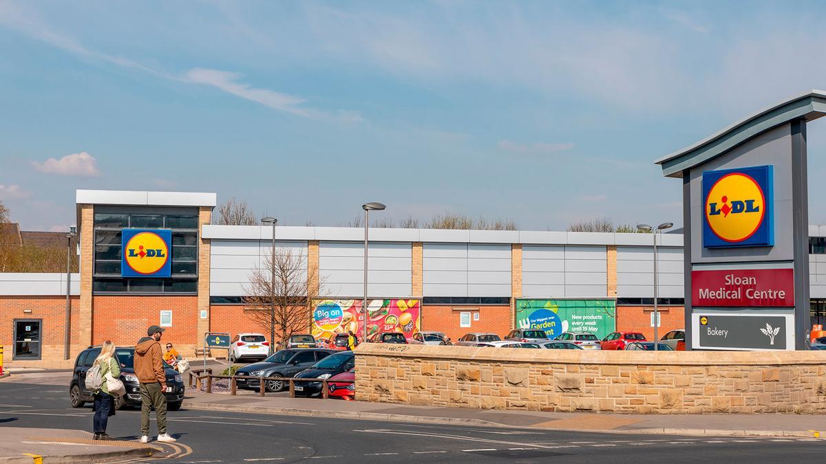 Llega a Lidl el sofá modular de madera con tres espacios más barato del mercado: se adapta a una terraza pequeña o al jardín